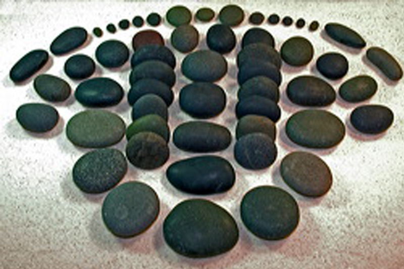 玄武岩のあたたかみが深いリラクゼーションへ導く